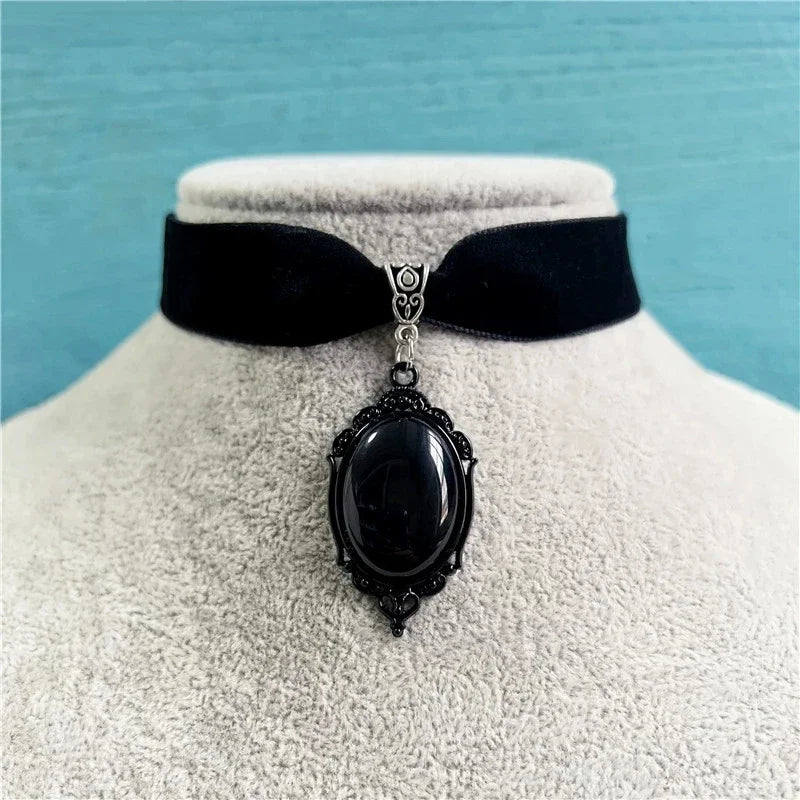 Ras-de-Cou en Velours Noir à Pendentif Gothique Rouge