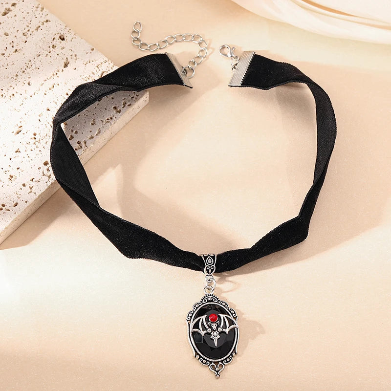 Ras-de-Cou en Velours Noir à Pendentif Gothique Rouge