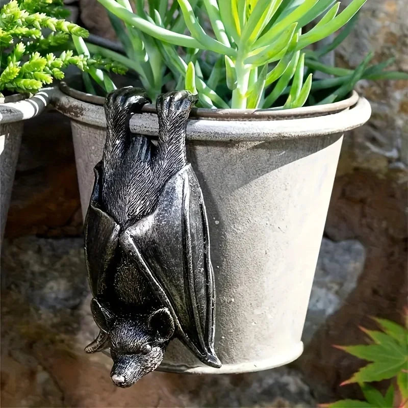 Figurine Chauve-Souris Suspendue Gothique en Résine
