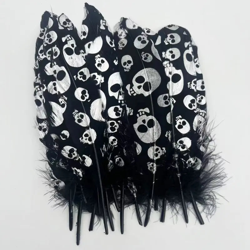 Plumes Décoratives Noires à Motif Crânes Blancs