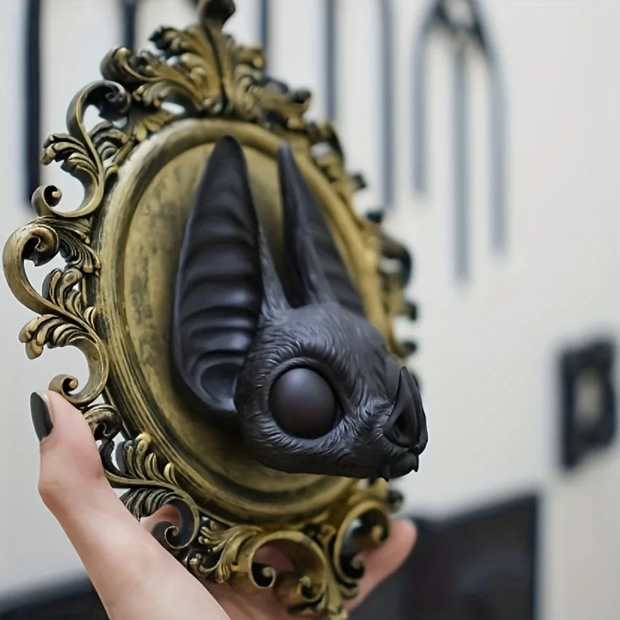 Décoration Murale de Chauve-Souris Noire en Cadre Doré Ancien