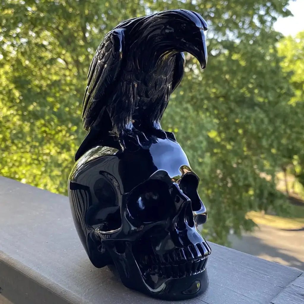 Statue de Corbeau sur Crâne Noir Brillant