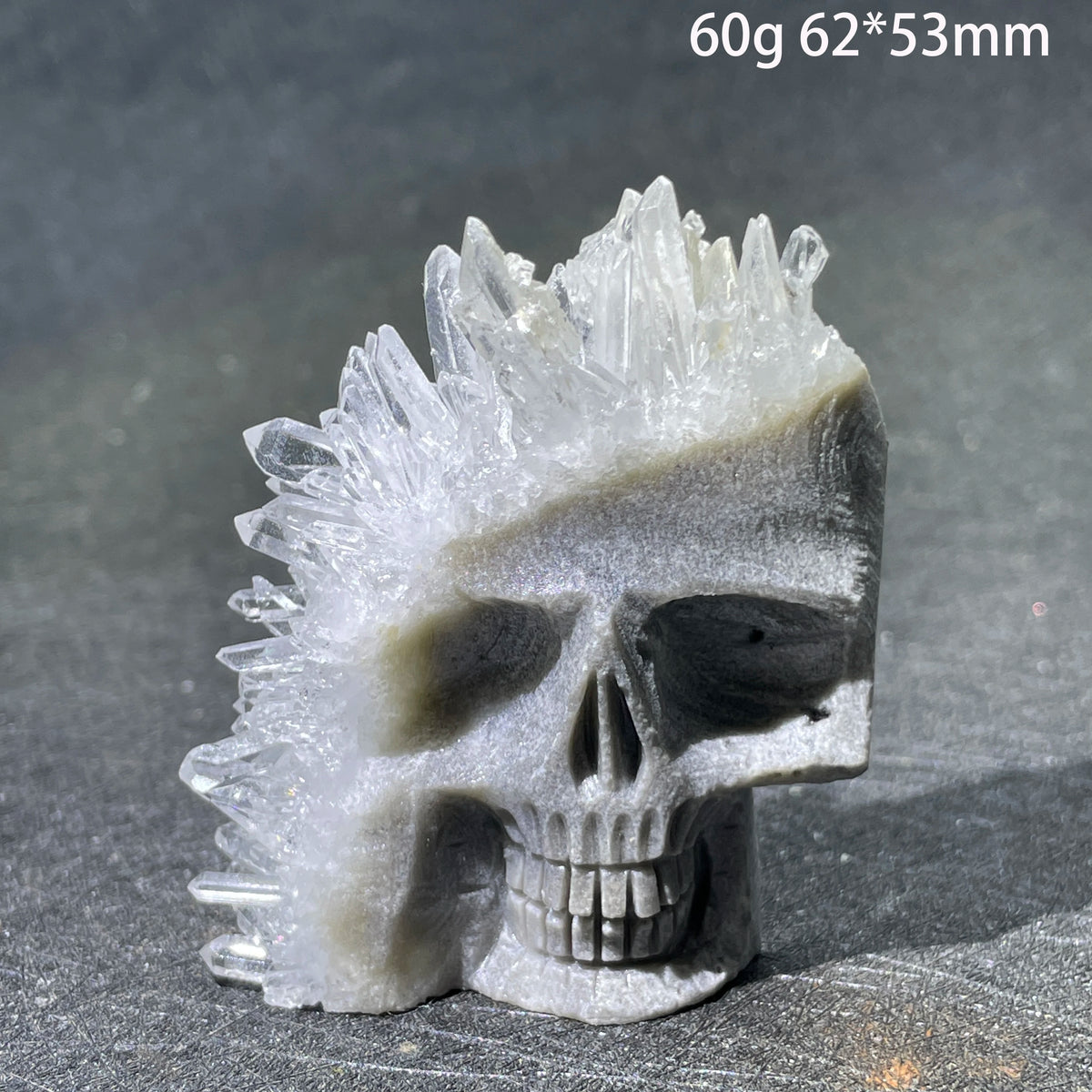 Crâne en Quartz Sculpté et Brut à Cristaux