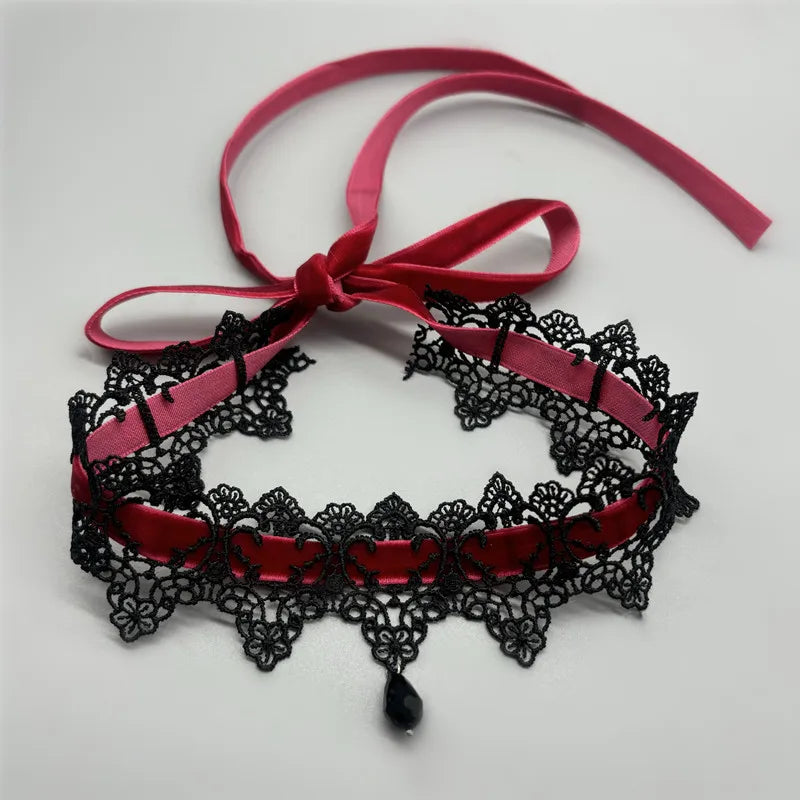 Collier Ras de Cou Gothique en Dentelle Noire et Velours Rouge