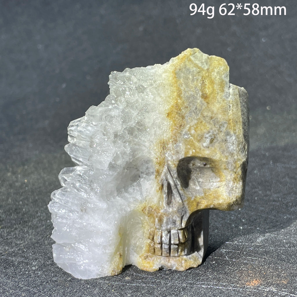 Crâne en Quartz Sculpté et Brut à Cristaux