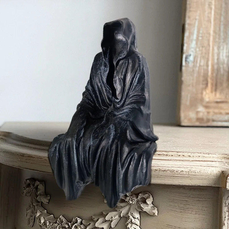Statue en Résine Gothique à Capuche Assise Grise