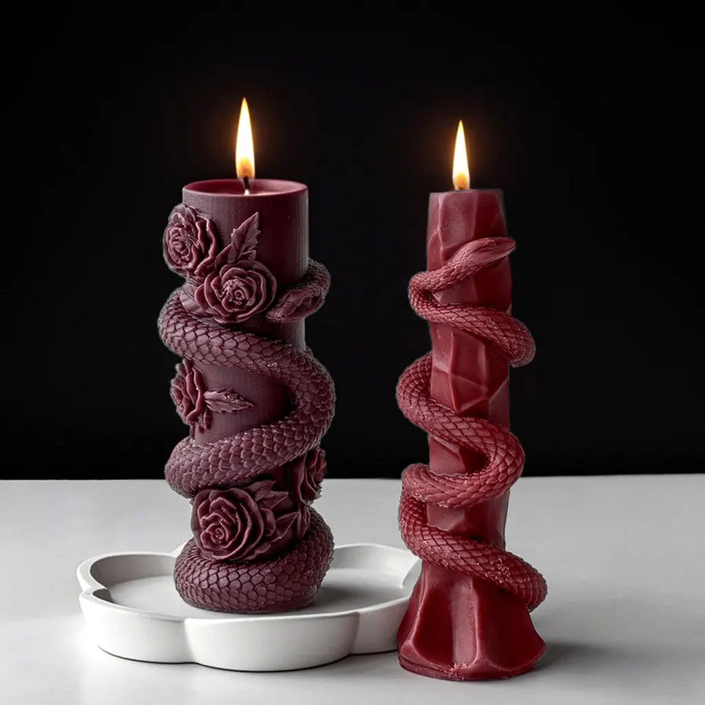 Bougie Grise à Serpent et Roses Sculptées