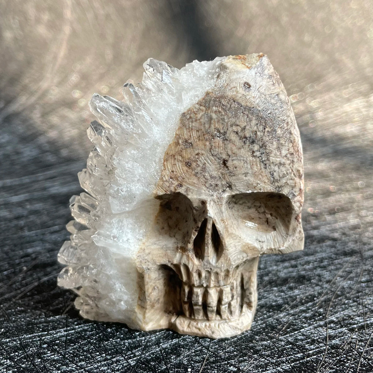 Crâne en Quartz Sculpté et Brut à Cristaux