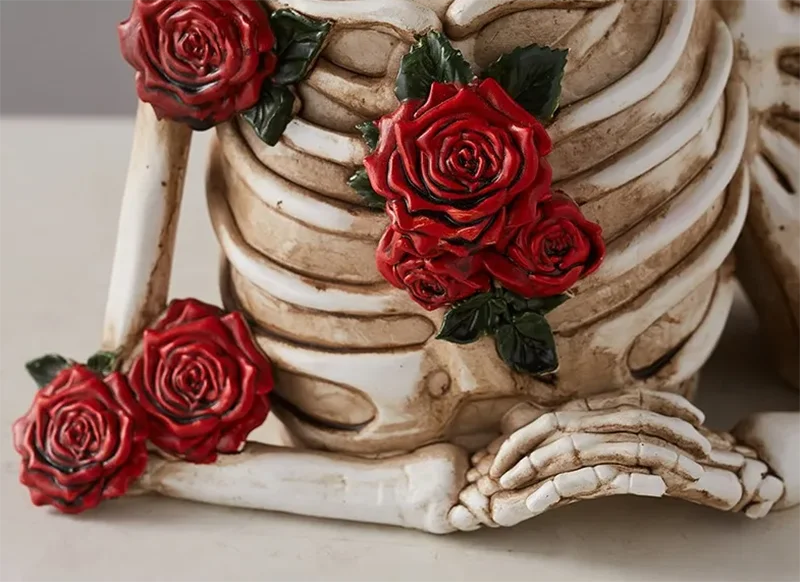 Statuette de Squelettes Amoureux Ornée de Roses Rouges
