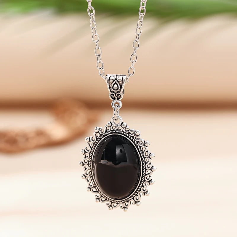 Ras-de-Cou en Velours Noir à Pendentif Gothique Rouge