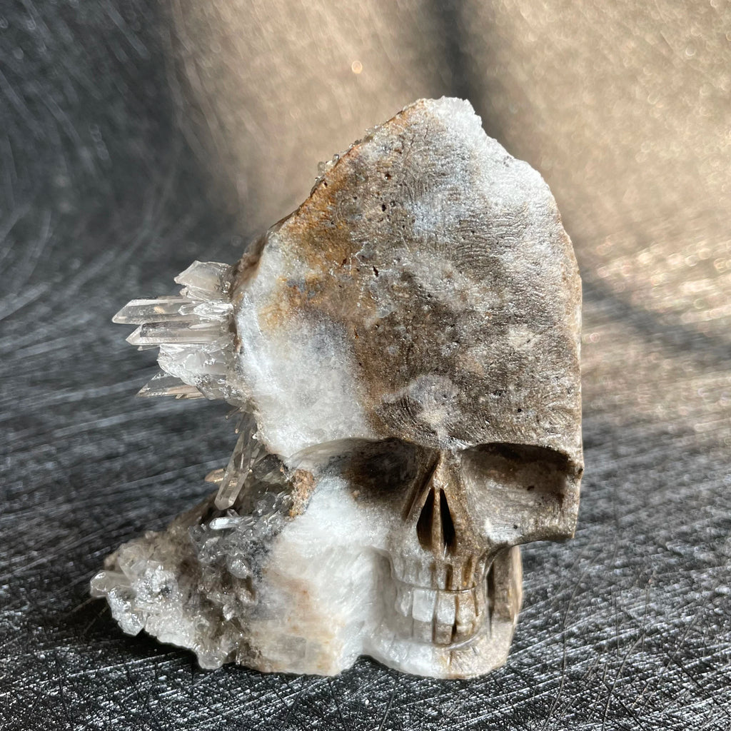 Crâne en Quartz Sculpté et Brut à Cristaux