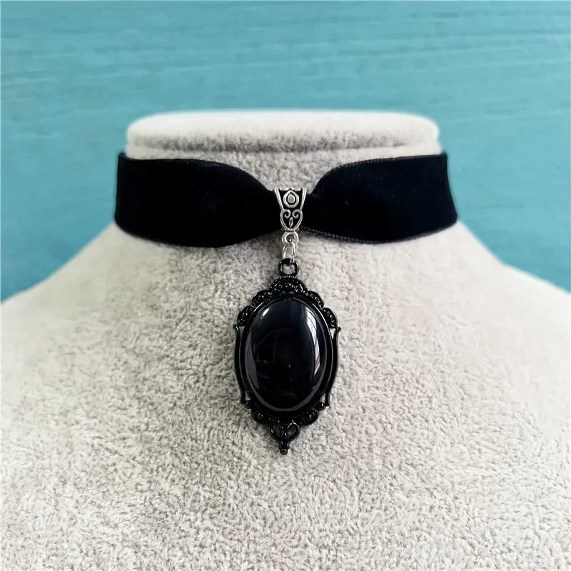 Ras-de-Cou en Velours Noir à Pendentif Gothique Rouge