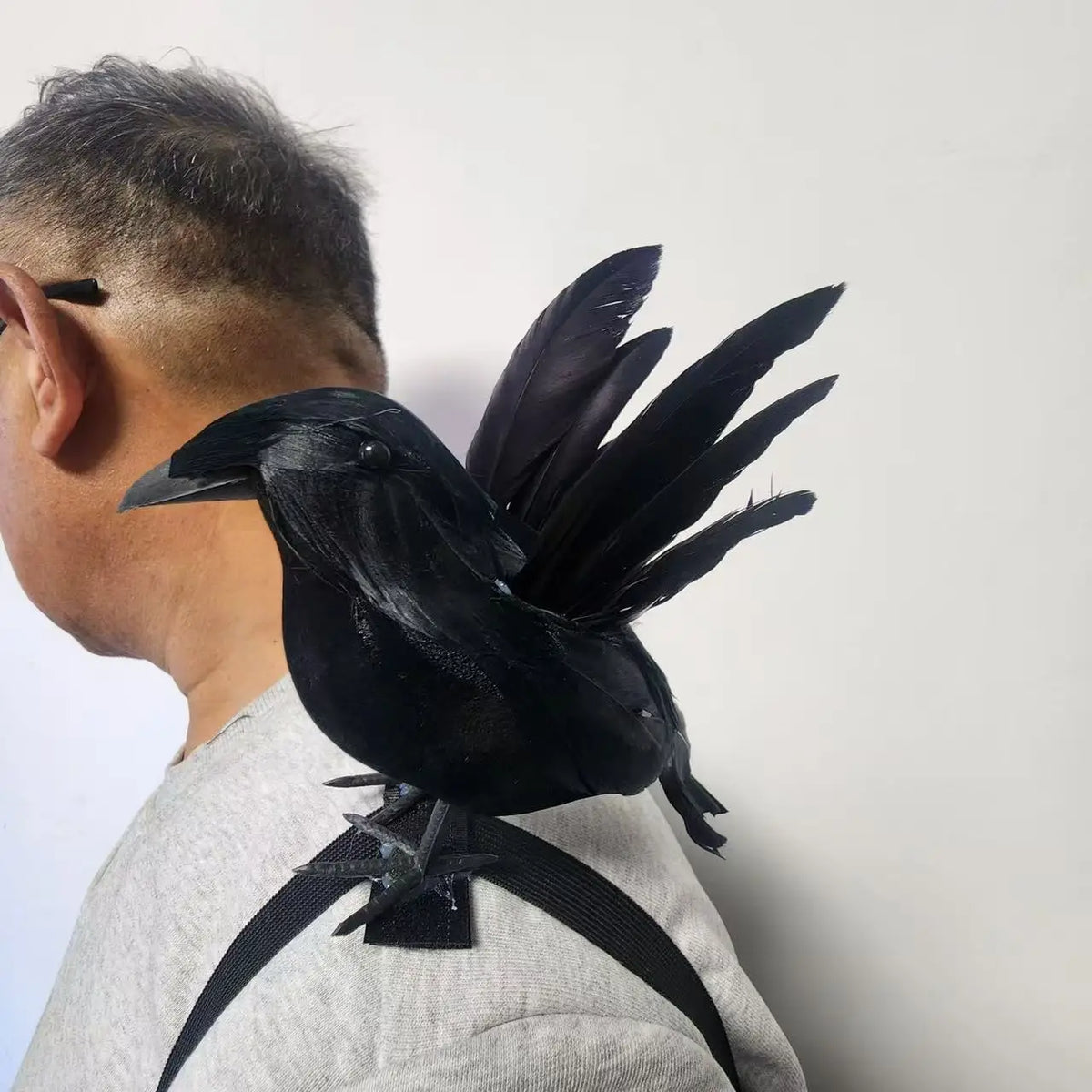 Corbeau Noir Réaliste à Bec Ouvert pour Épaule