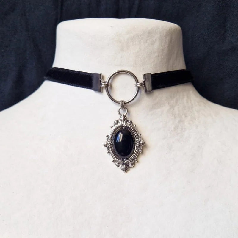 Ras-de-Cou en Velours Noir à Pendentif Gothique Rouge