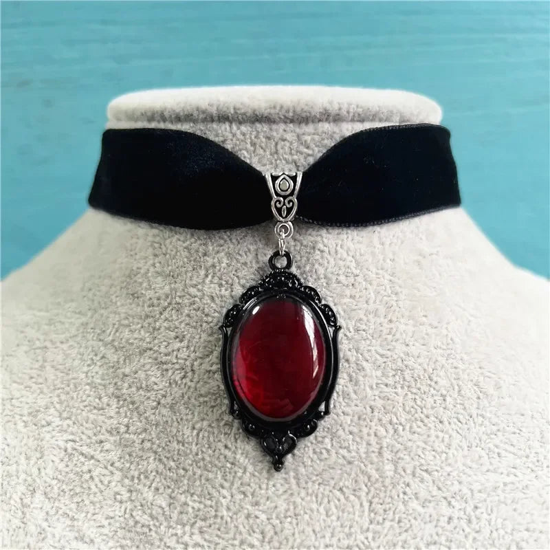 Ras-de-Cou en Velours Noir à Pendentif Gothique Rouge
