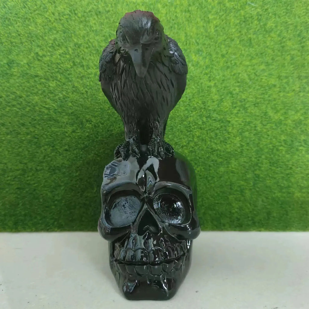 Statue de Corbeau sur Crâne Noir Brillant