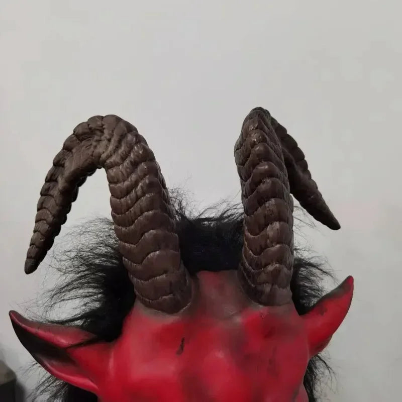 Masque de Chèvre Démone Rouge aux Cornes et Crinière Noire