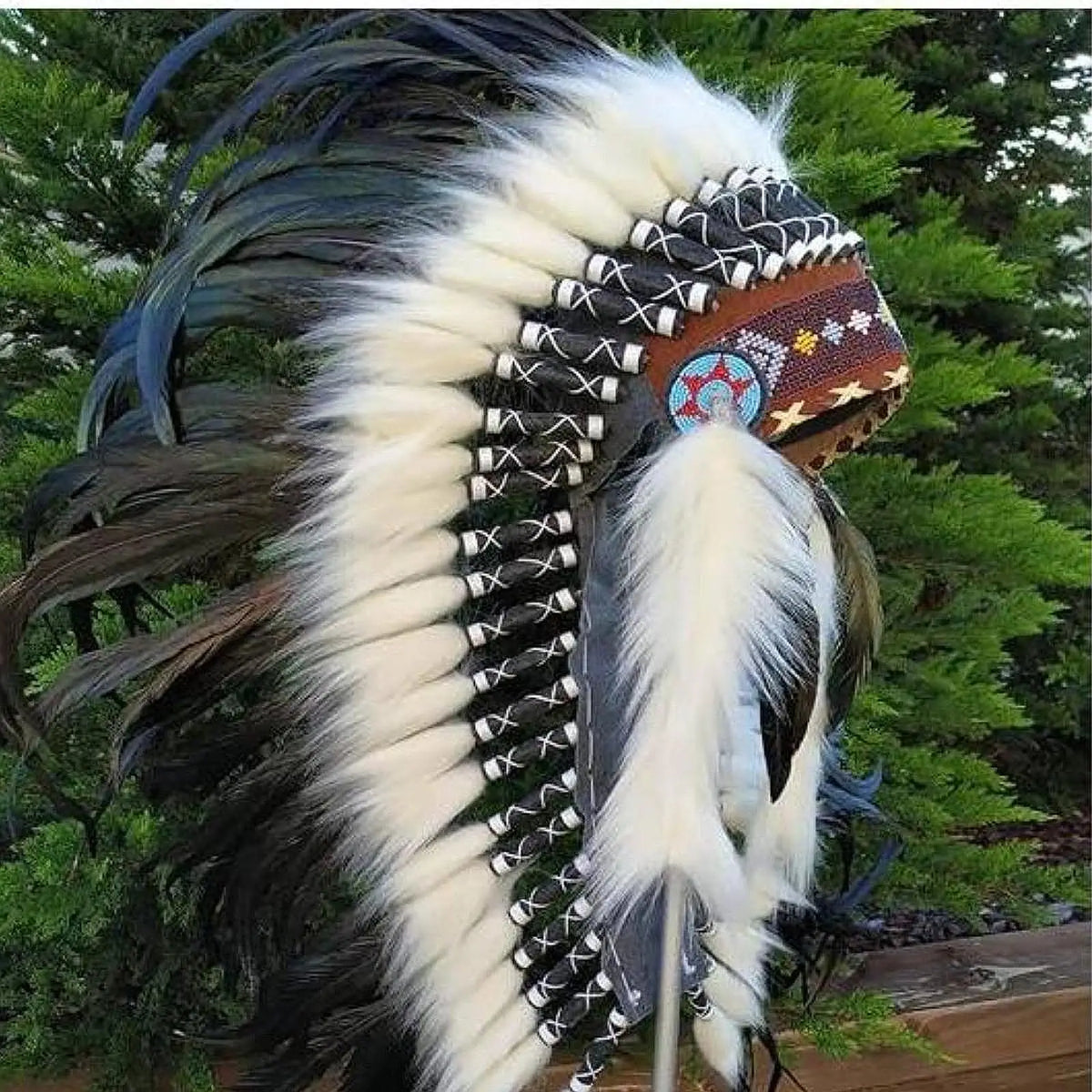 Coiffe Amérindienne à Plumes Blanches et Noires avec Perles