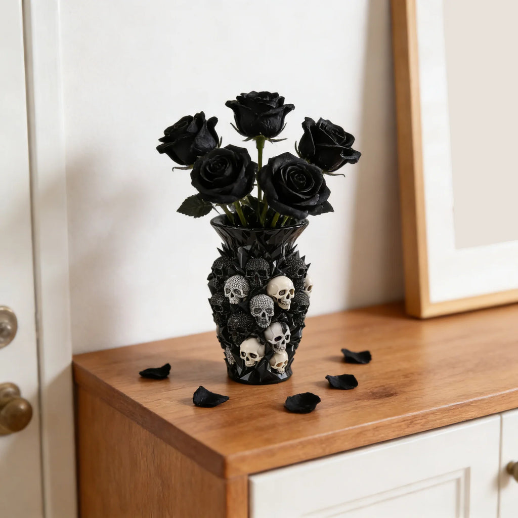 Vase Décoratif Noir à Crânes Gothiques et Facettes