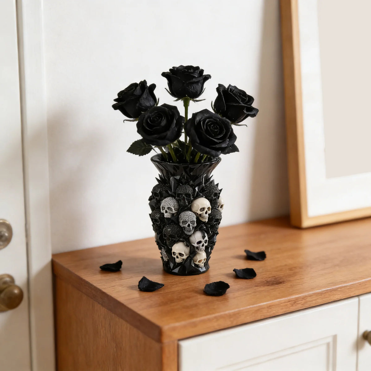 Vase Décoratif Noir à Crânes Gothiques et Facettes