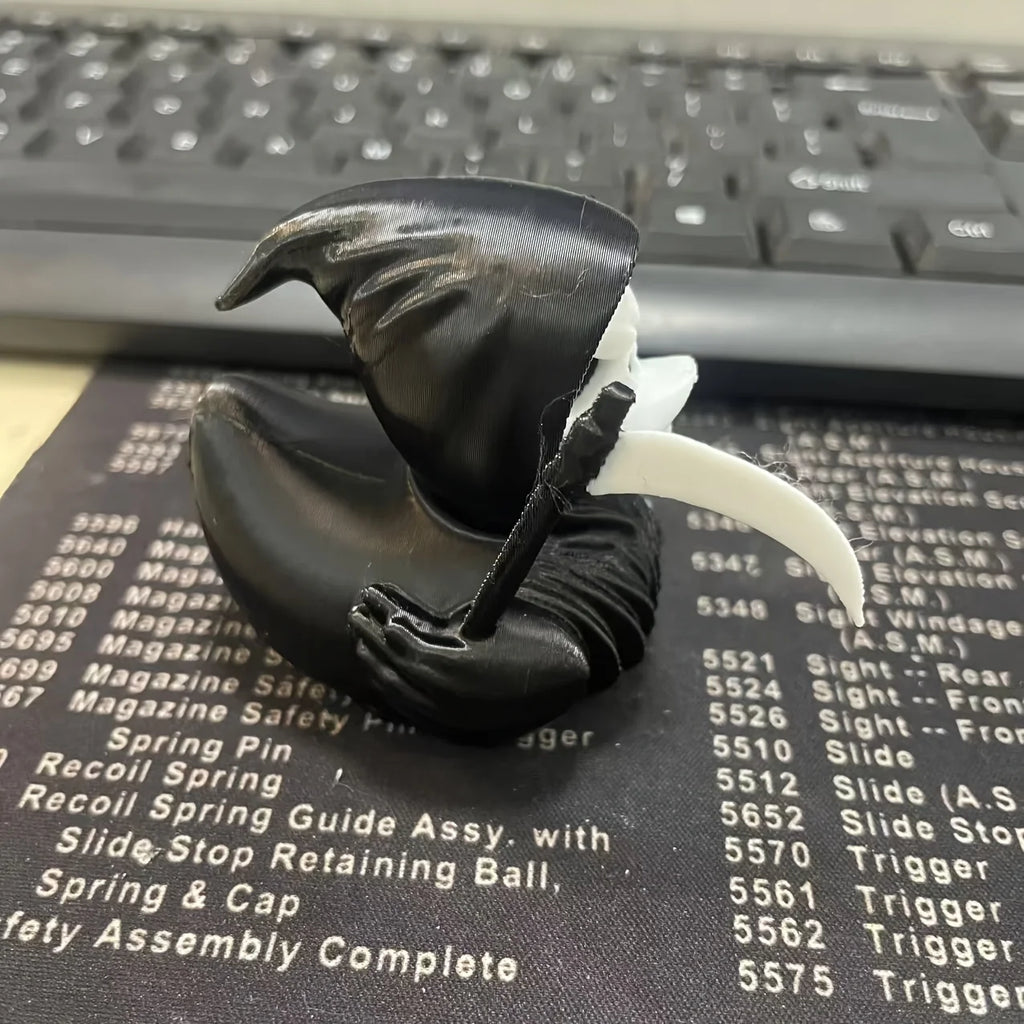 Figurine Canard Faucheuse Noire et Blanche avec Faux