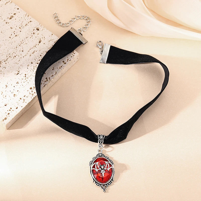 Ras-de-Cou en Velours Noir à Pendentif Gothique Rouge