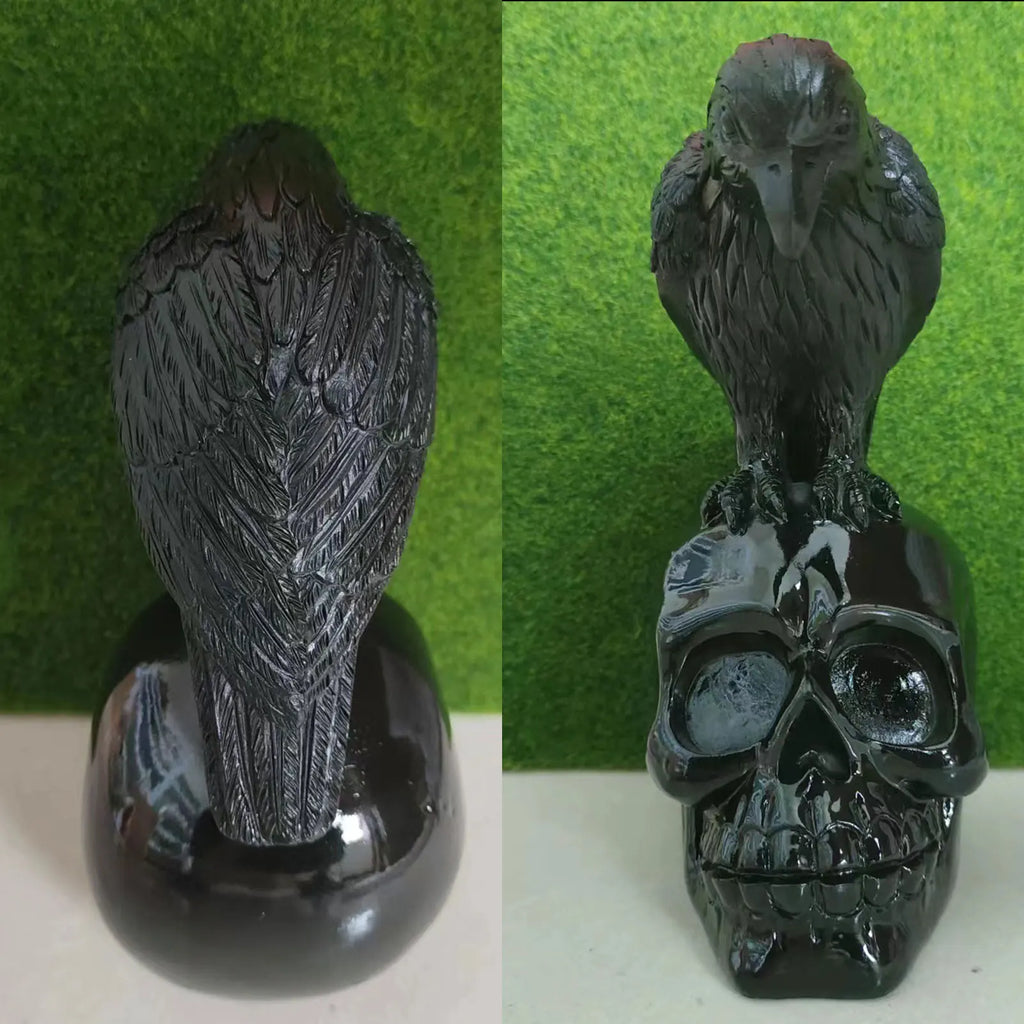 Statue de Corbeau sur Crâne Noir Brillant