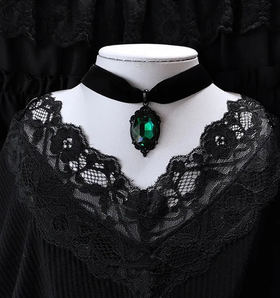Ras-de-Cou en Velours Noir à Pendentif Gothique Rouge