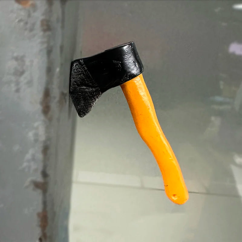 Aimant de Frigo Hache Plantée Grise et Bois