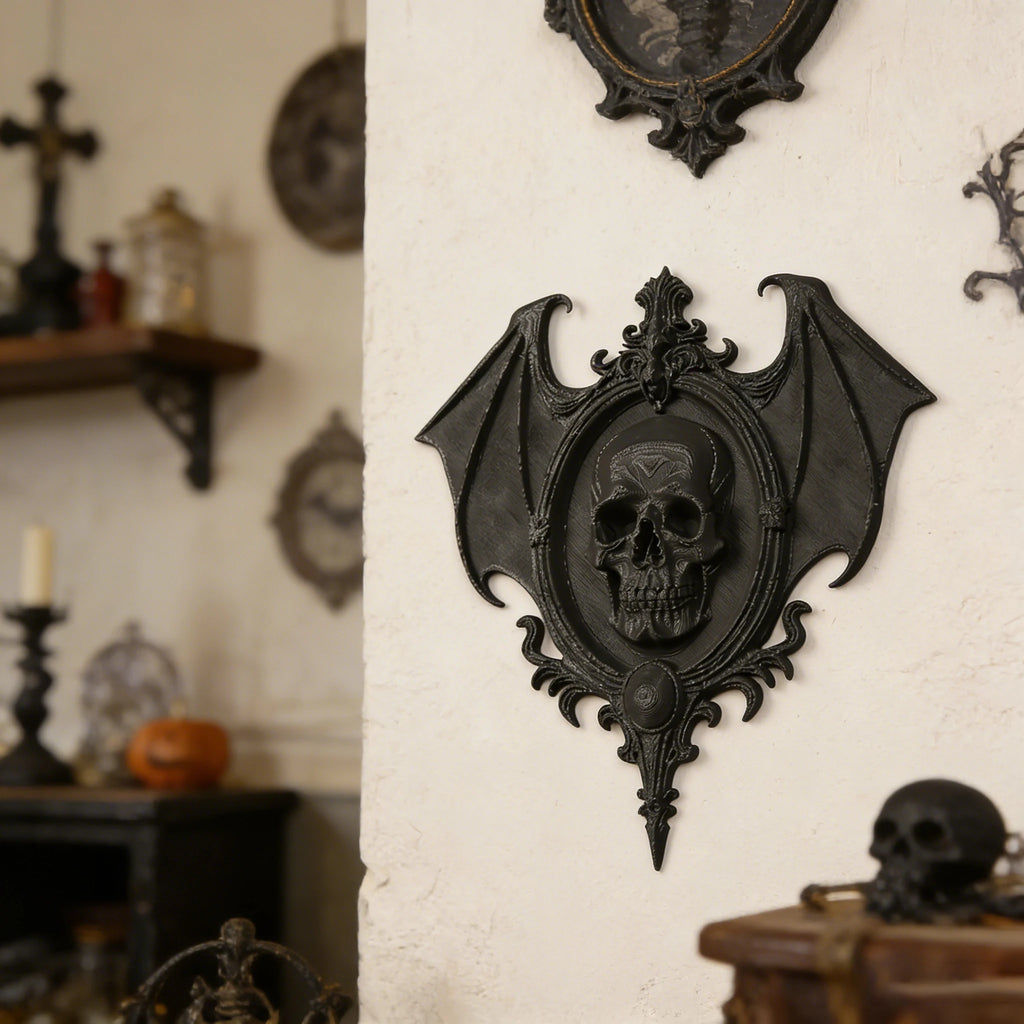 Décoration Murale Crâne Gothique avec Ailes Noires