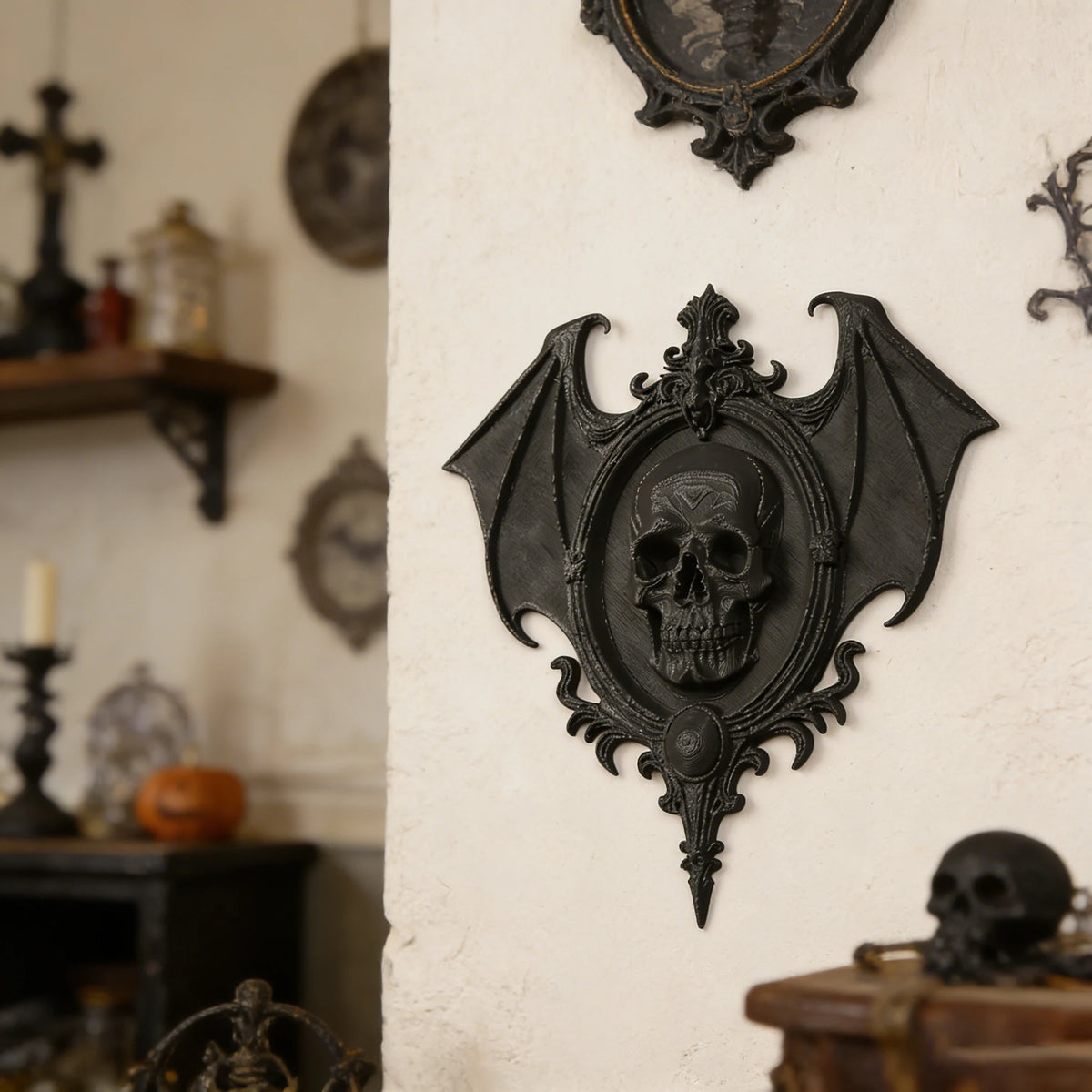 Décoration Murale Crâne Gothique avec Ailes Noires