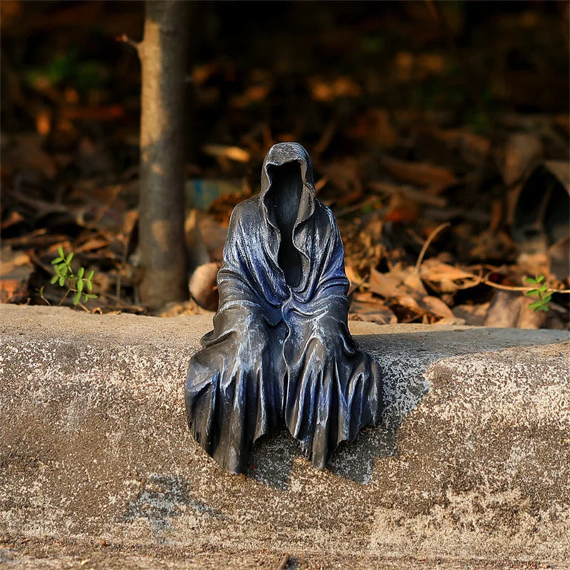 Statue en Résine Gothique à Capuche Assise Grise
