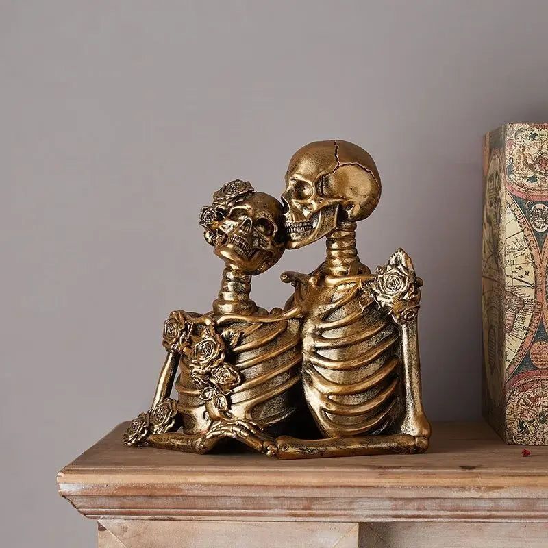 Statuette de Squelettes Amoureux Ornée de Roses Rouges