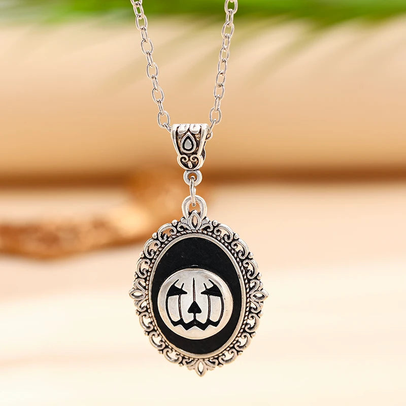 Ras-de-Cou en Velours Noir à Pendentif Gothique Rouge