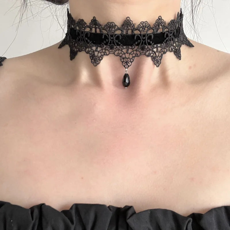 Collier Ras de Cou Gothique en Dentelle Noire et Velours Rouge