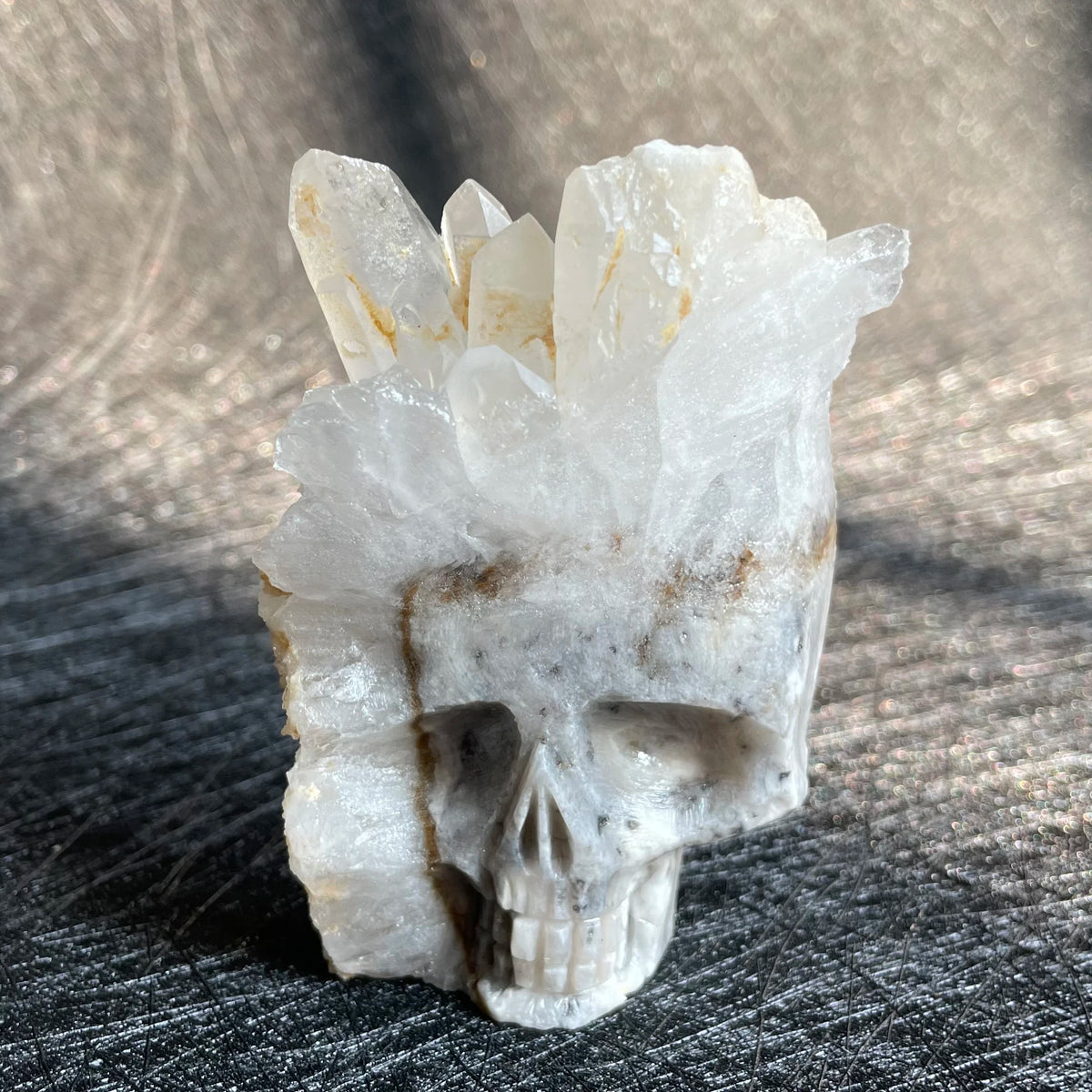 Crâne en Quartz Sculpté et Brut à Cristaux