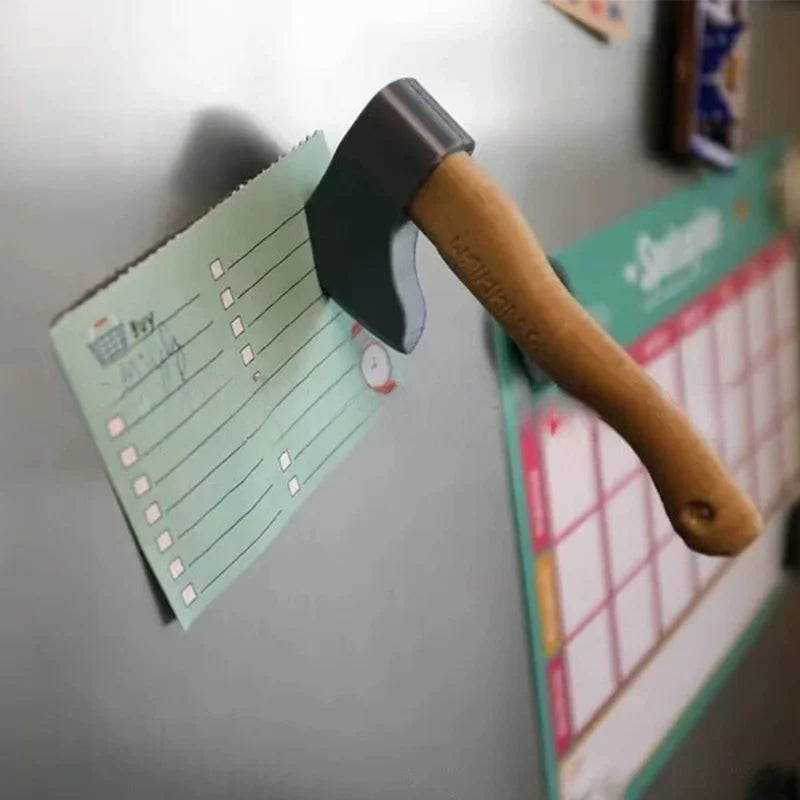 Aimant de Frigo Hache Plantée Grise et Bois