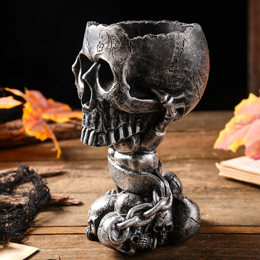 Vase Crâne Gothique en Résine avec Main Squelette