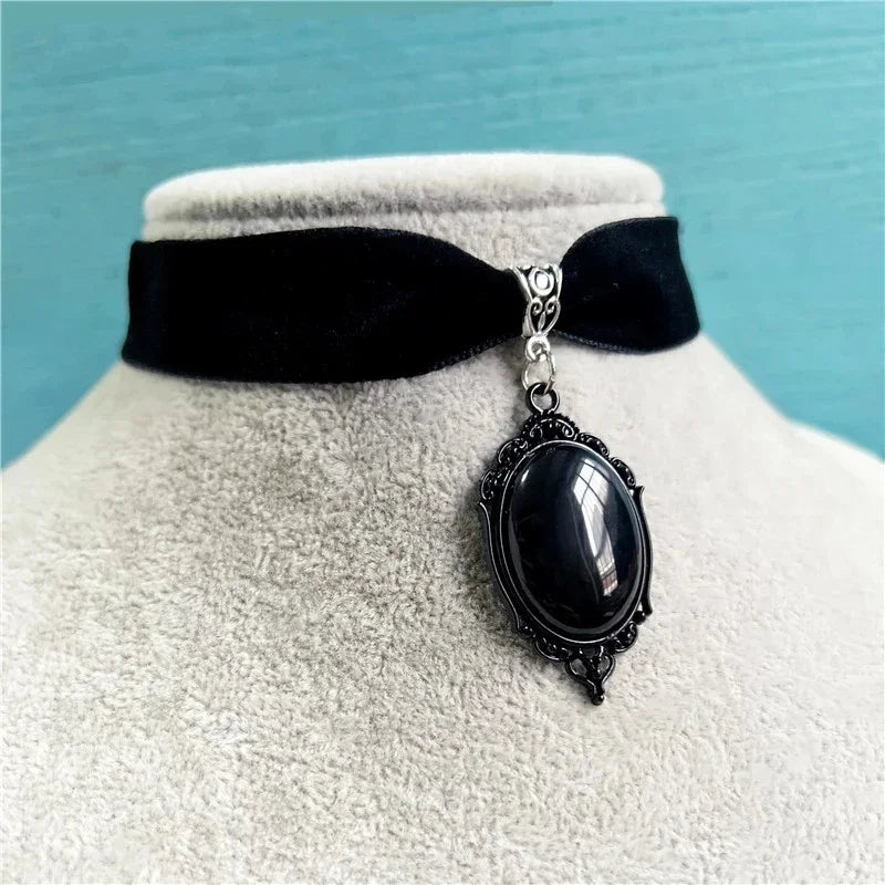 Ras-de-Cou en Velours Noir à Pendentif Gothique Rouge