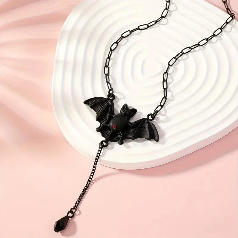 Collier Gothique Noir Mat Chauve-Souris et Goutte
