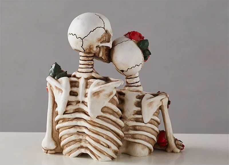 Statuette de Squelettes Amoureux Ornée de Roses Rouges