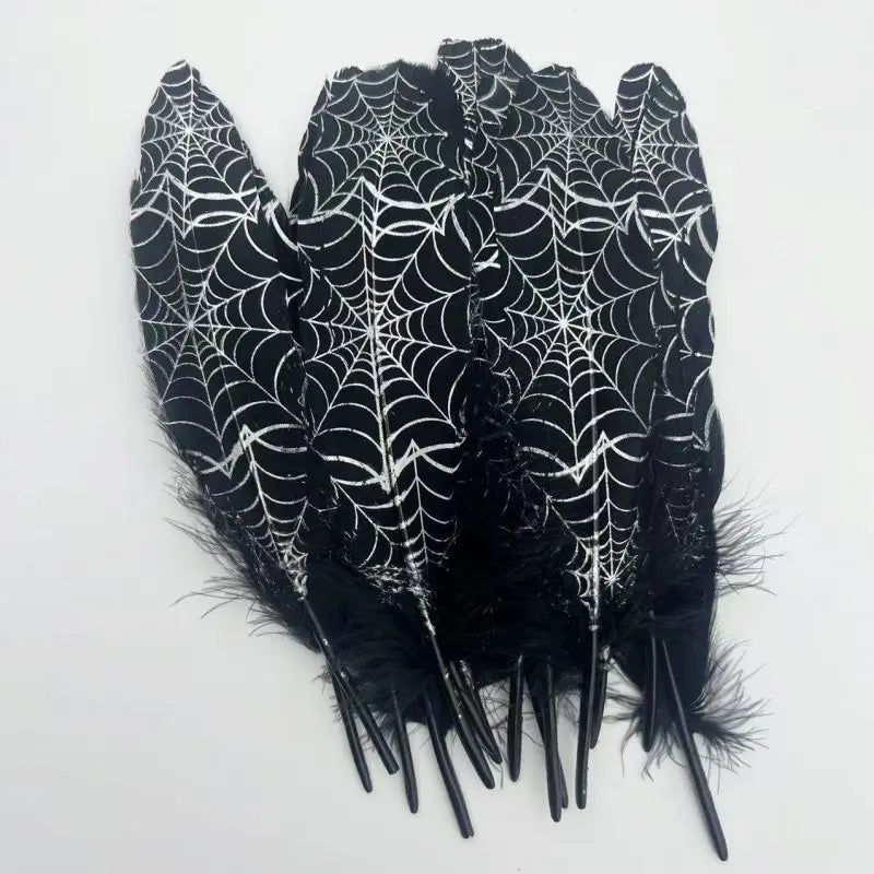 Plumes Décoratives Noires à Motif Crânes Blancs