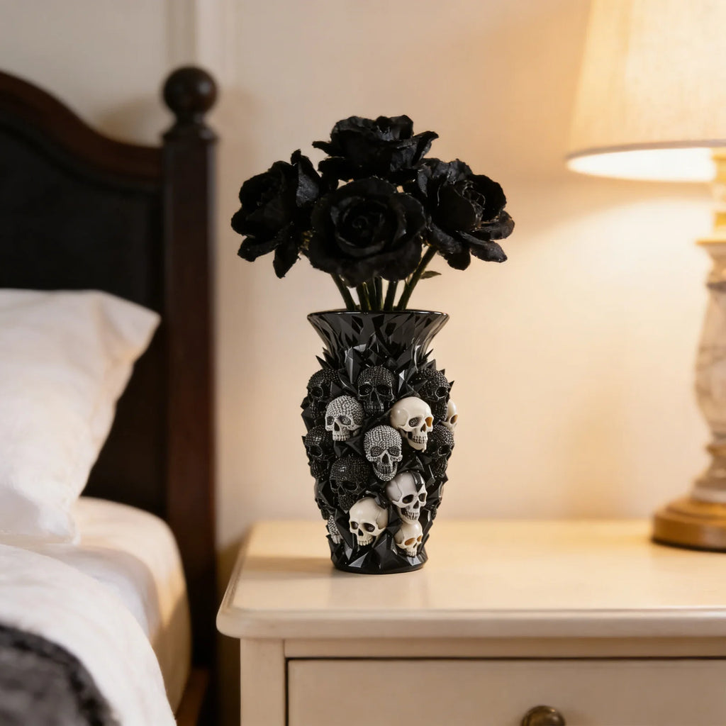 Vase Décoratif Noir à Crânes Gothiques et Facettes