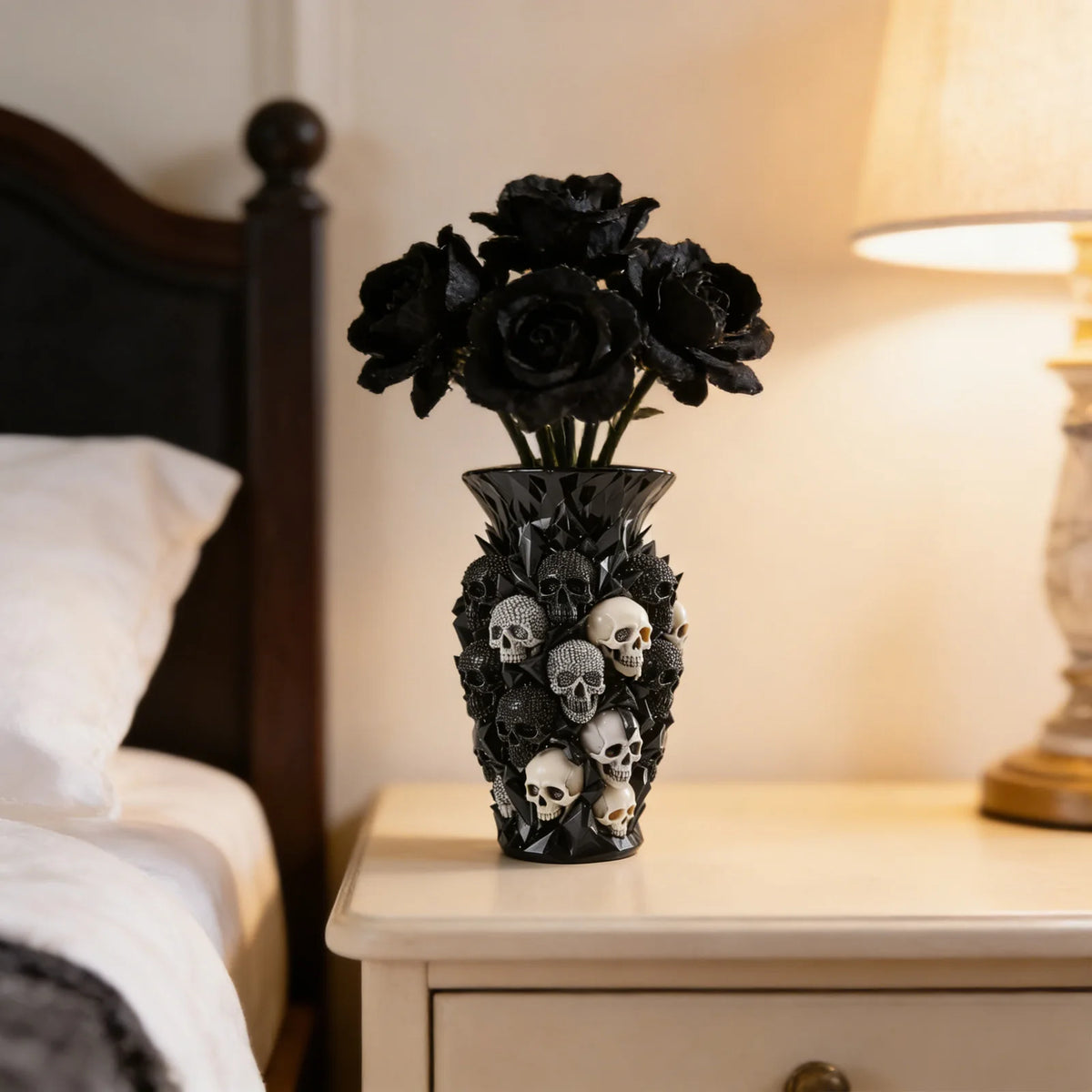 Vase Décoratif Noir à Crânes Gothiques et Facettes