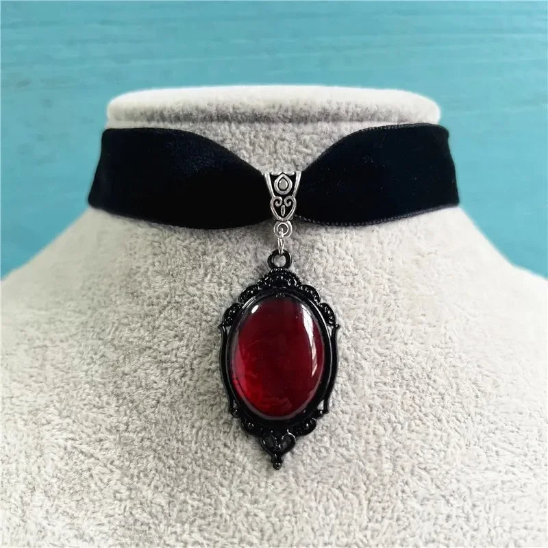 Ras-de-Cou en Velours Noir à Pendentif Gothique Rouge
