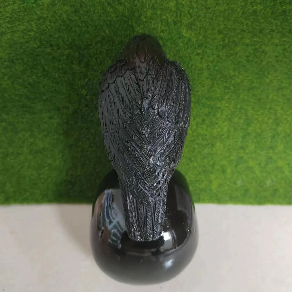 Statue de Corbeau sur Crâne Noir Brillant