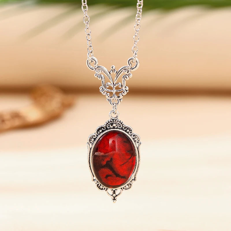 Ras-de-Cou en Velours Noir à Pendentif Gothique Rouge