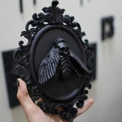Décoration Murale de Chauve-Souris Noire en Cadre Doré Ancien