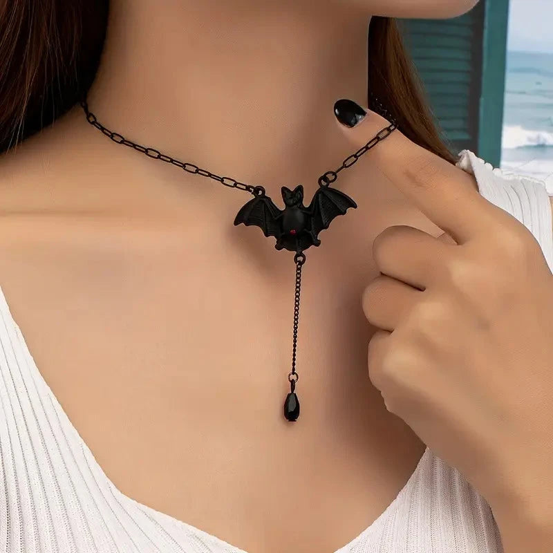 Collier Gothique Noir Mat Chauve-Souris et Goutte