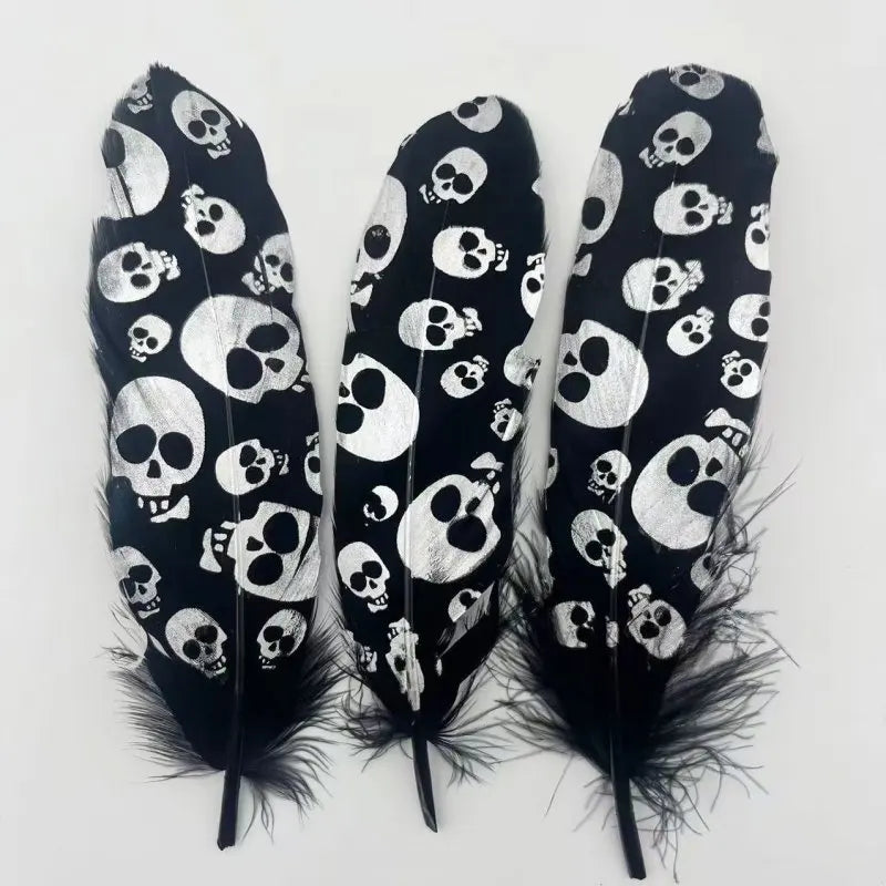 Plumes Décoratives Noires à Motif Crânes Blancs